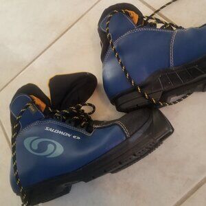 Salomon Youth size 15 Cross Country Ski Shoes